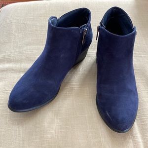 Daisy Fuentes navy blue booties